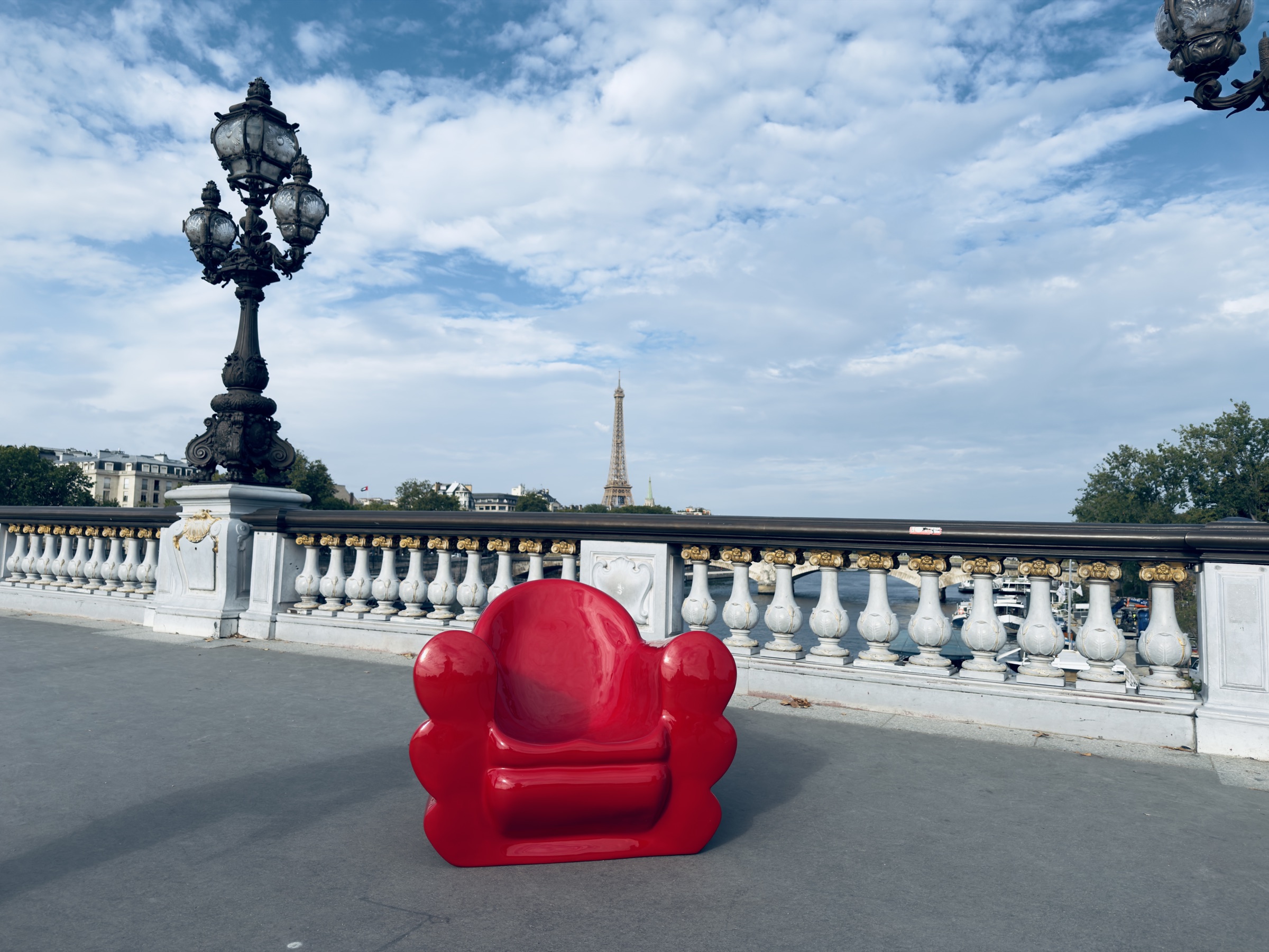 Siège sculptural DR ÉDITIONS sur le pont Alexandre III à Paris