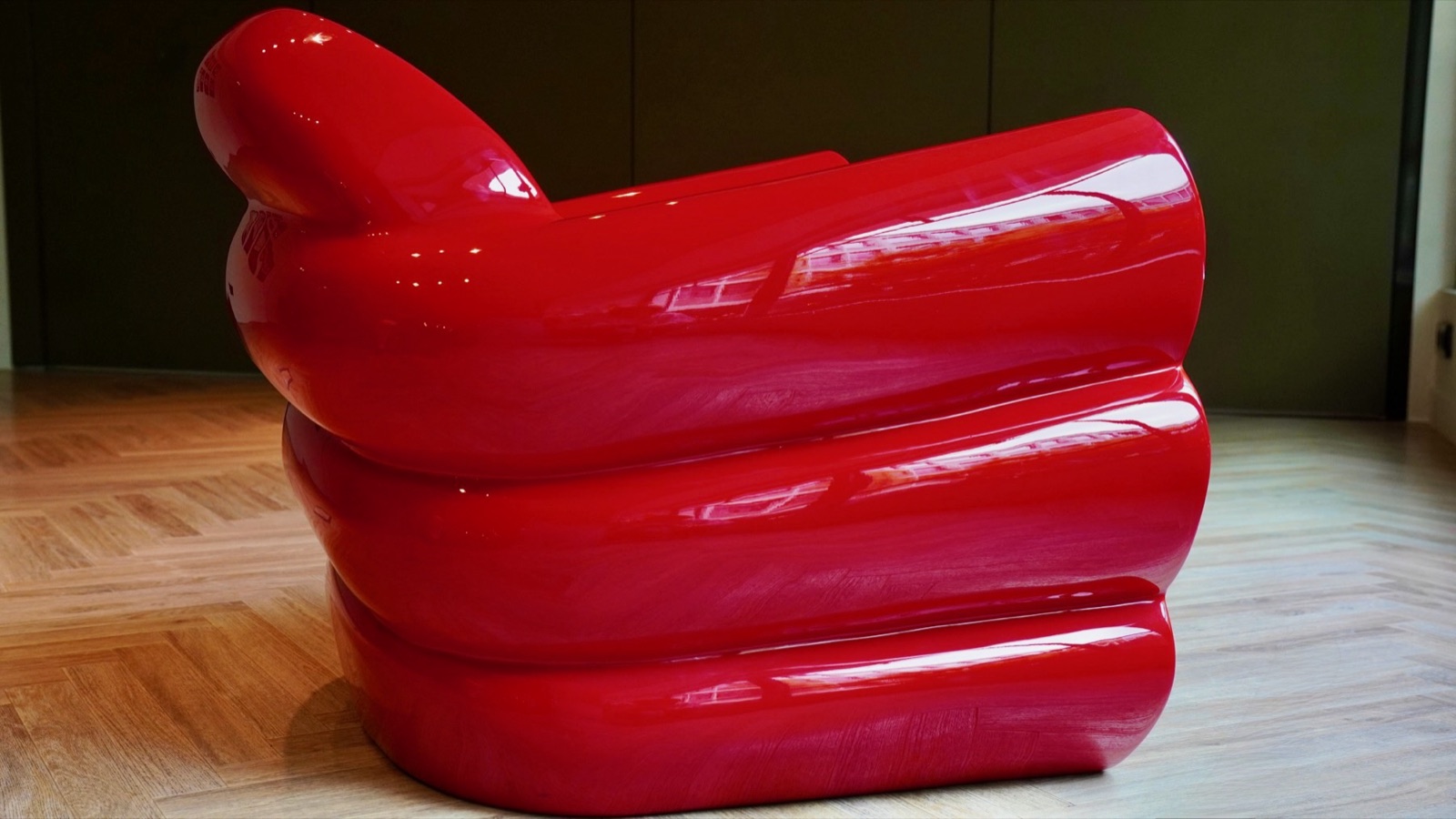 Mobilier sculptural DR ÉDITIONS dans un intérieur contemporain