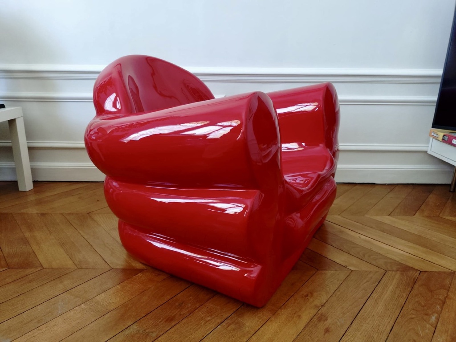 Mobilier sculptural DR ÉDITIONS dans un intérieur contemporain